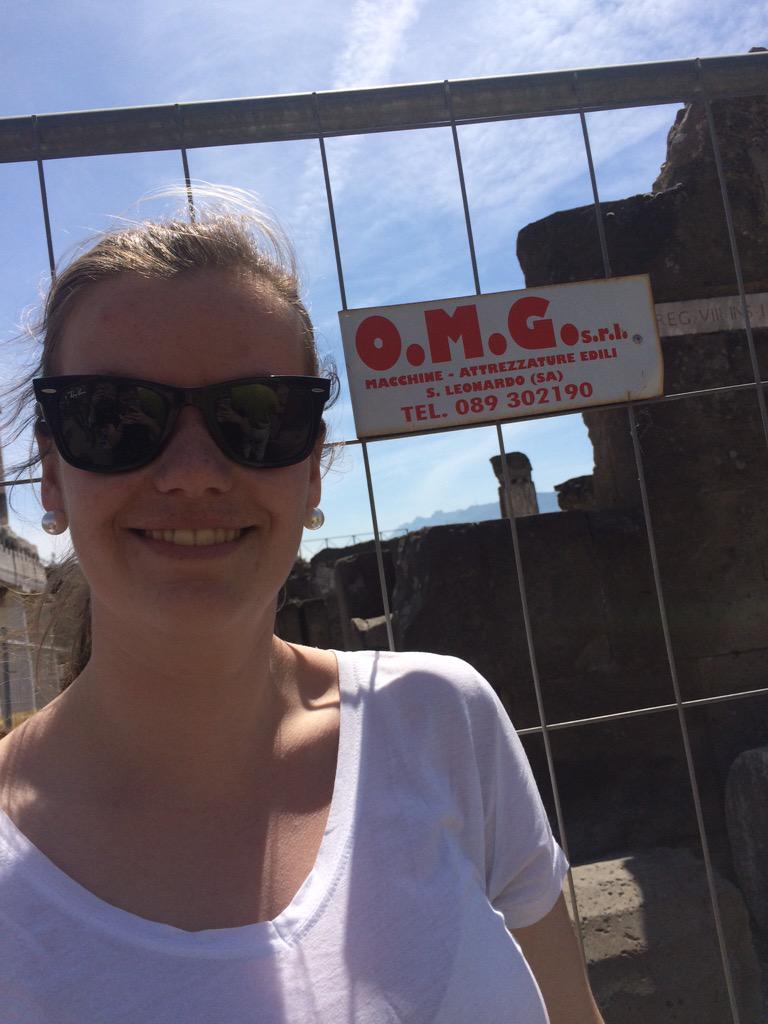 Marieigland's tweet photo. Dette skiltet var det beste som skjedde i Pompeii http://t.co/PkdwAPq7DV