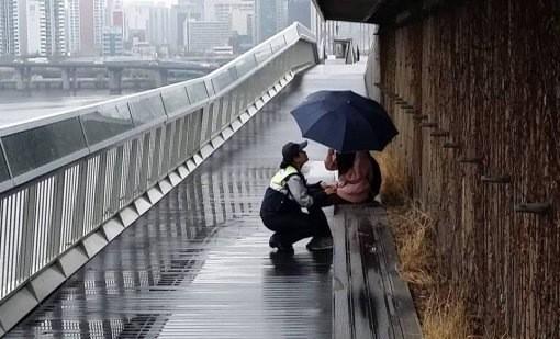 yalri_yalra's tweet image. 왕따로 괴로워하던 여고생 맘돌린 여순경