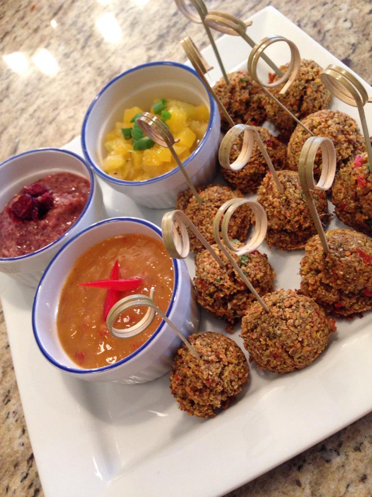 SHunter25's tweet photo. #splentil mini meatballs with three great dipping sauces all from @Fresh2home! #meatalternative #vegetarian 2of2 http://t.co/sc673aedwe
