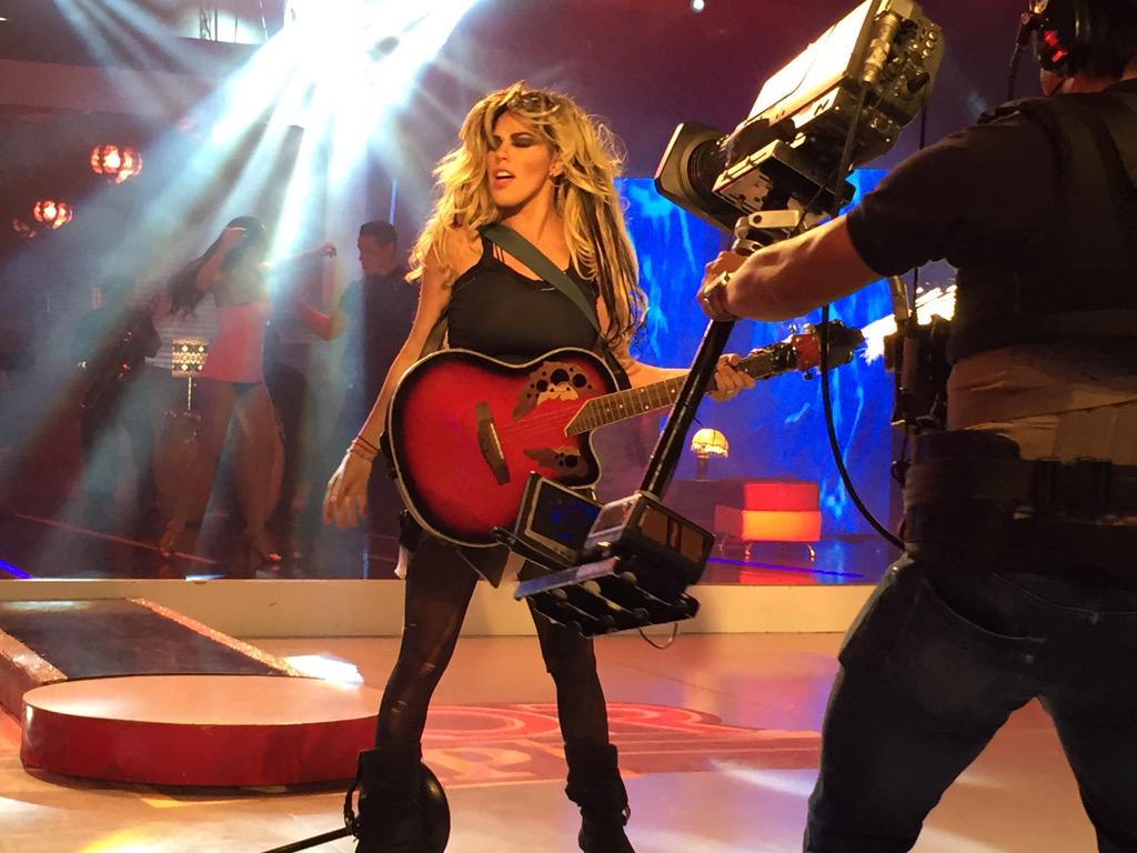 tcsoyelmejor's tweet photo. ¿Cuántos RT's le regalas al show de @karinLaGorda? Ella necesita de tus tuits con el HT especial #ApoyoAKarin. 👏👏 http://t.co/pt9yYKkPDh