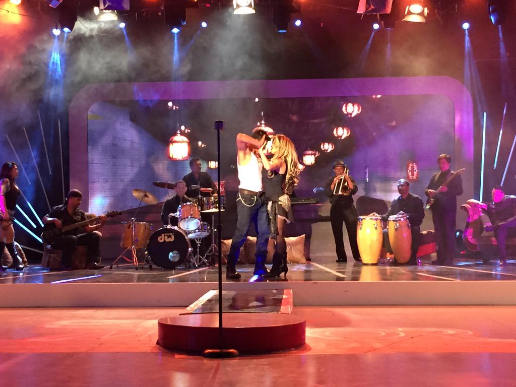 tcsoyelmejor's tweet photo. ¿Cuántos RT's le regalas al show de @karinLaGorda? Ella necesita de tus tuits con el HT especial #ApoyoAKarin. 👏👏 http://t.co/pt9yYKkPDh