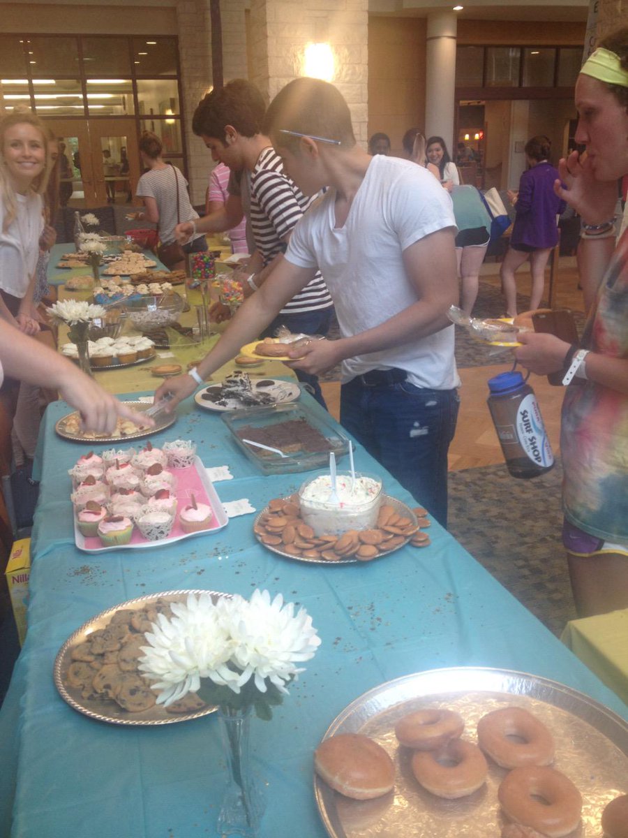 SU_TriDelta's tweet photo. Delta Desserts has begun! Come by anytime between now and 8pm for some sweet treats! http://t.co/QMwSO9nSif
