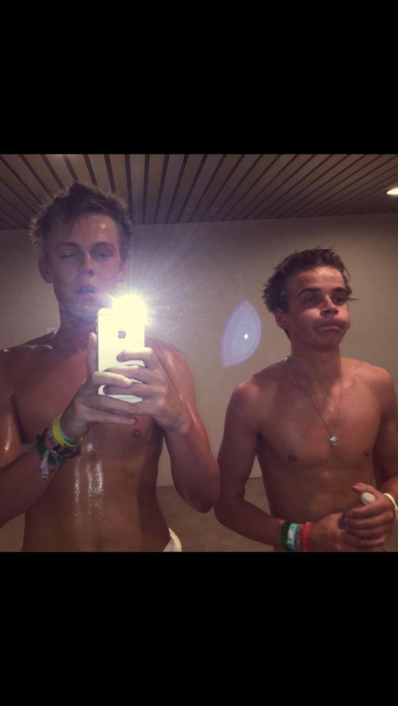 Happy birthday To my favourite YouTuber Caspar Lee, can\t believe your 21 love you    