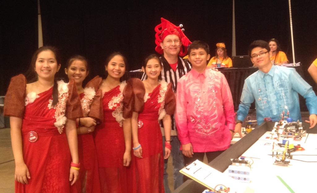 omgrobots_rt's tweet image. RT billaucoin: billaucoin: Refereeing with the FIRST LEGO League team from the Philippines. #Volunteer1NG #FIRSTCh…