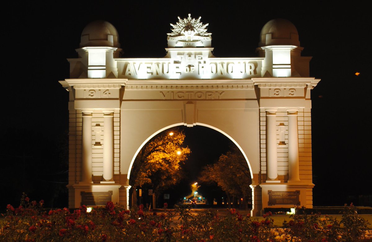 balcv's tweet photo. #Ballarat #ANZAC2015 #LestWeForget http://t.co/2uogvmcLxK
