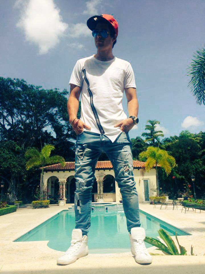 DaniCFcArg's tweet photo. @DaniloCarrera  usted es mi perdición <3 <3 loveyou http://t.co/S6OuHoVeac