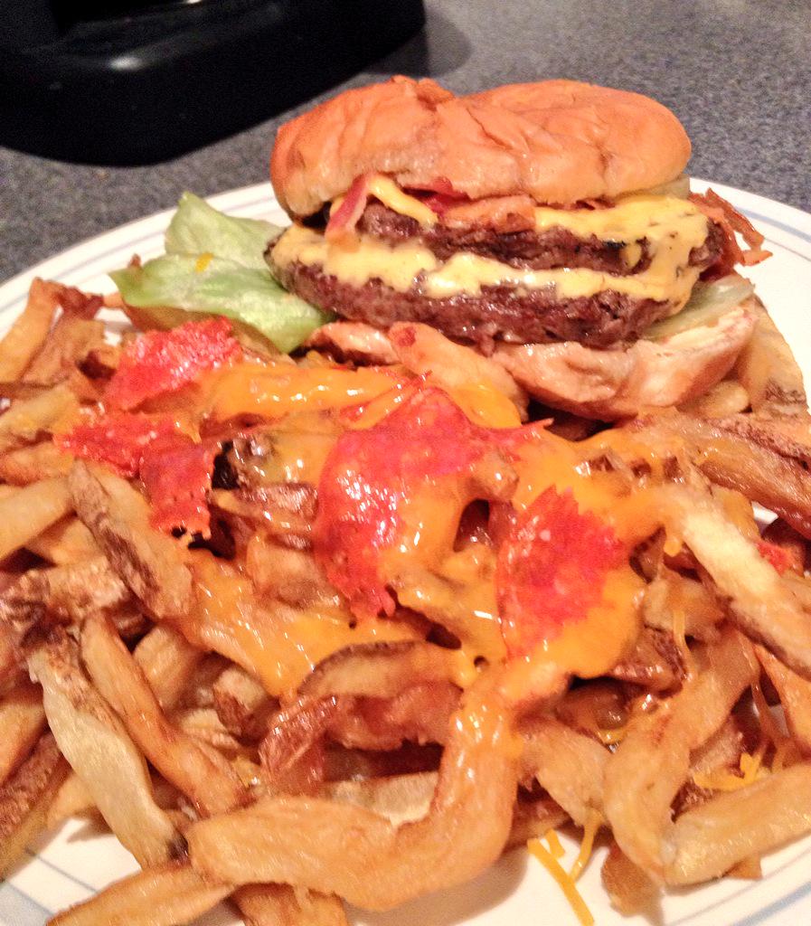 DaBullsSuperfan's tweet photo. Double Cheezeburger slattered wit mayo &amp; a side of Pepperoni/Cheese Fries. #TommysMenu #DaSuperfansMenu #greasycafe http://t.co/5bOzTgQHyP