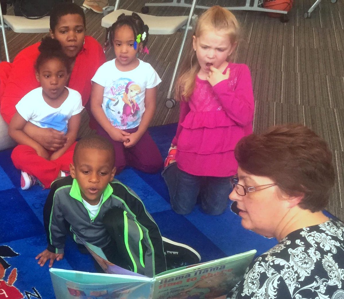 LearnComm's tweet photo. TY @OmahaLibrary for helping families at #LearnComm Center of North get excited about reading together. http://t.co/25GXuhNr52