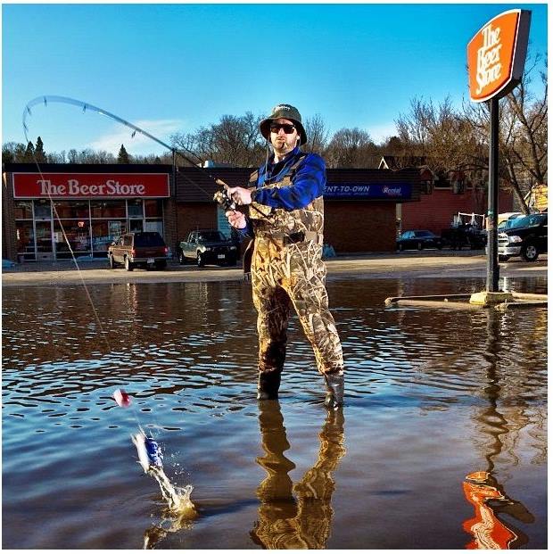 faci81's tweet photo. Can't get much more Canadian than this! #Muskoka #Huntsville #Ontario #Canada #Beer #Fishing #WheresThePoutine http://t.co/71Hspno9xE