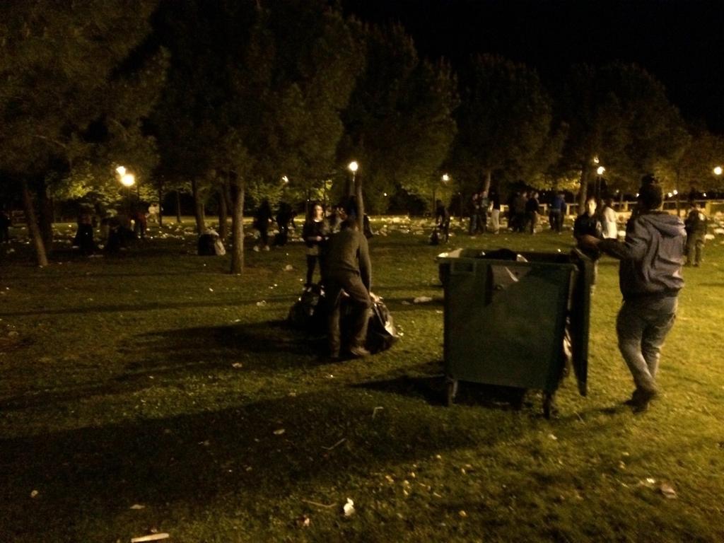 ARInformaticos's tweet photo. Limpiando los alrededores de la plaza c/@PeritosBarras http://t.co/fcolcgv6cj