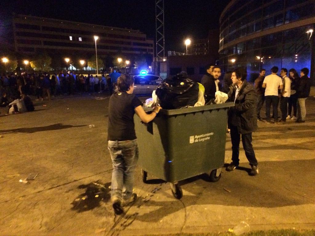 ARInformaticos's tweet photo. Limpiando los alrededores de la plaza c/@PeritosBarras http://t.co/fcolcgv6cj