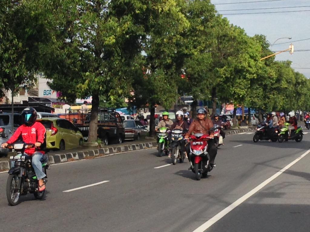 Jogja24Jam's tweet photo. 08.11 @wahyuramadannn
Macet didepan bandara |dianjurkan melewati rute berbah atau rute candi sambisari kebarat http://t.co/hTAaePlOU8