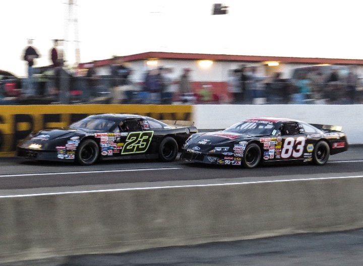 #DHSTS2015: Still 50 laps remain in the 200 lap feature. @TimothyPeters17 leads. speed51.com/trackside-now-…