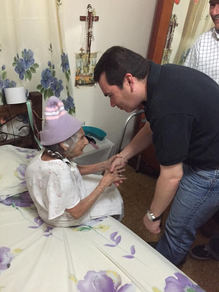 TomasGuanipa's tweet photo. Hay quienes dicen que no vale la pena luchar,esta abuela me dijo "hijo yo sigo luchando por nuestro pais" #Tachira http://t.co/w3chC2g8bI