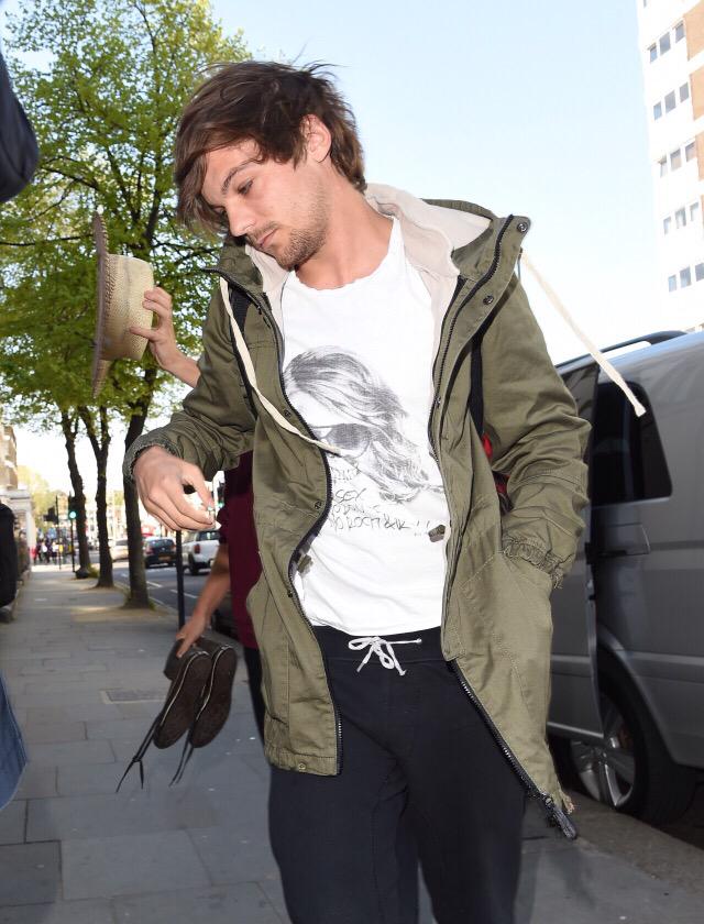 1DMetro's tweet photo. Louis leaving a hotel in London. (04/23/15) #2 http://t.co/yvakjfSkDV