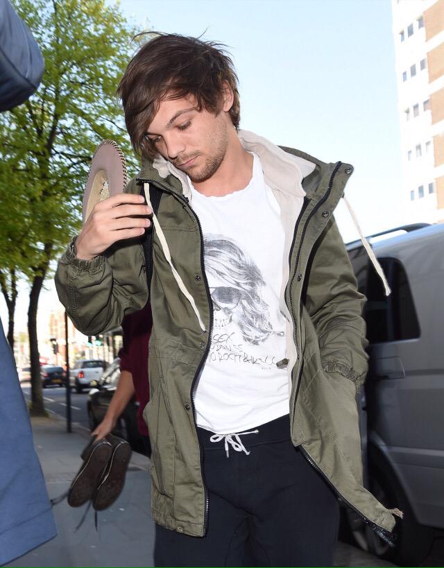 1DMetro's tweet photo. Louis leaving a hotel in London. (04/23/15) #2 http://t.co/yvakjfSkDV