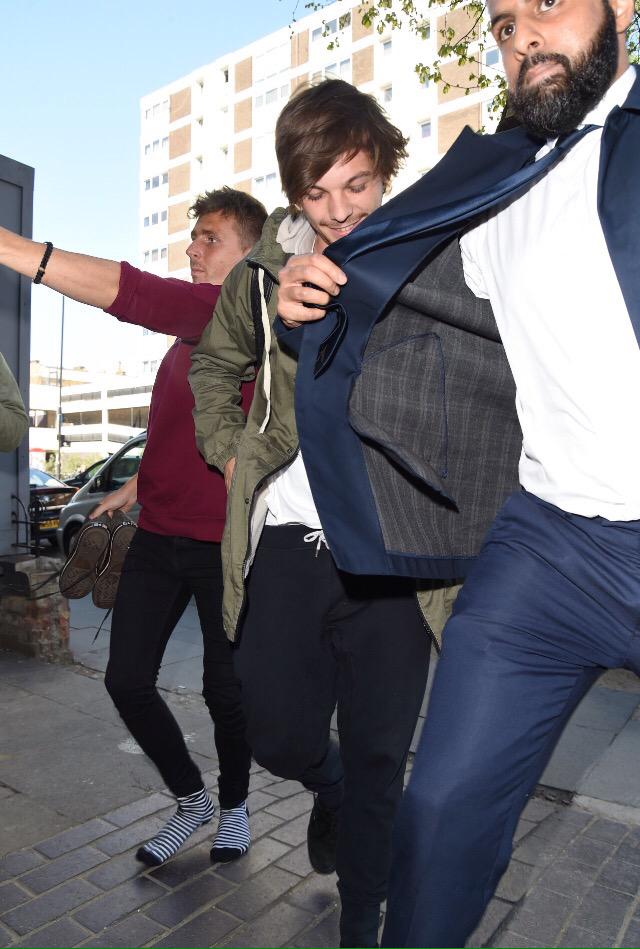 1DMetro's tweet photo. Louis leaving a hotel in London. (04/23/15) #3 http://t.co/iXxNm0OThc