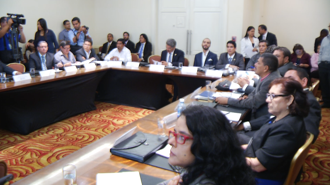 teledos_tcs's tweet photo. Concejo Alcaldes Area Metropolitana San Salvador #COAMSS se reunió hoy con ediles entrantes @nayibbukele @rdaubuisson http://t.co/zFUXbG0f2y