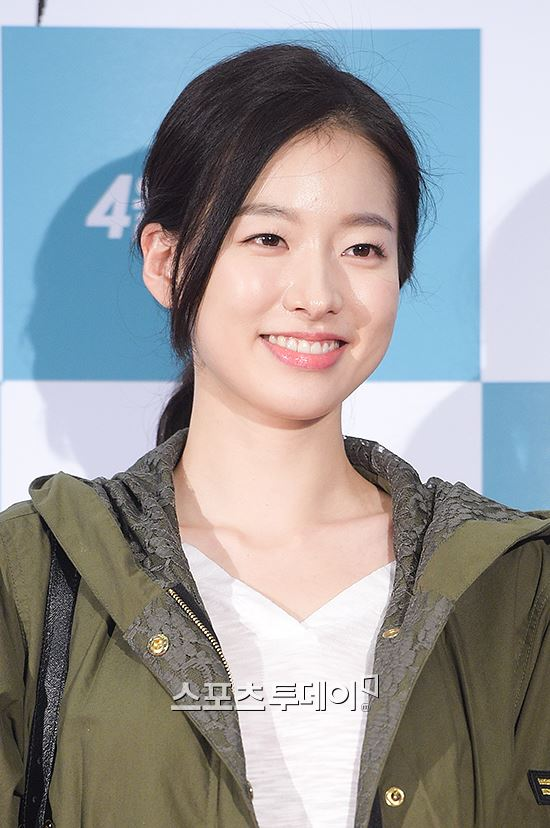 CreativeDolls's tweet photo. Shine's latest update: Rookie actress with new name 이시아, currently filming movie [photo - 04/07/2015] @exiadaily http://t.co/bg1lQ7qnoa