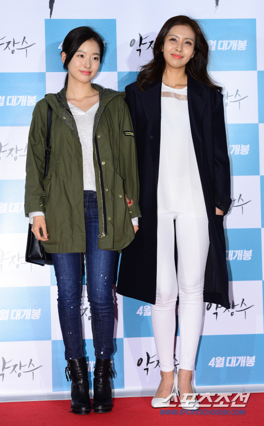 CreativeDolls's tweet photo. Shine's latest update: Rookie actress with new name 이시아, currently filming movie [photo - 04/07/2015] @exiadaily http://t.co/bg1lQ7qnoa