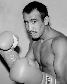 TheFightCity's tweet image. Recalling perhaps the greatest victory of ATG Carlos Zarate's HOF career: thefightcity.com/april-23-1977-… #boxing #Mexico