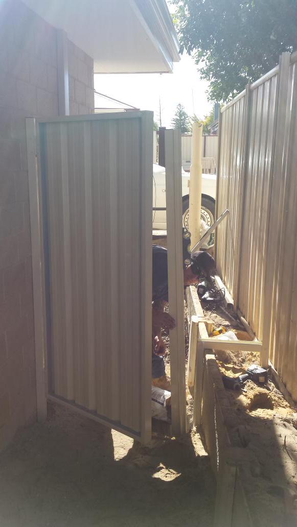 fostersfencing's tweet photo. Single #colorbond #gates installed by @fostersfencing , on a role today http://t.co/A0G2VwQ7O1