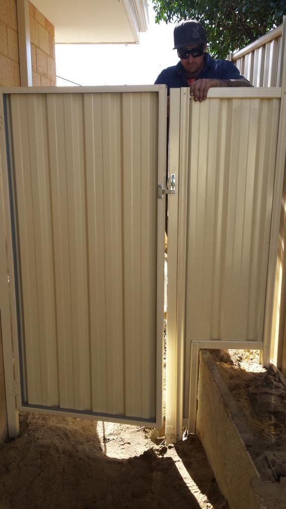 fostersfencing's tweet photo. Single #colorbond #gates installed by @fostersfencing , on a role today http://t.co/A0G2VwQ7O1