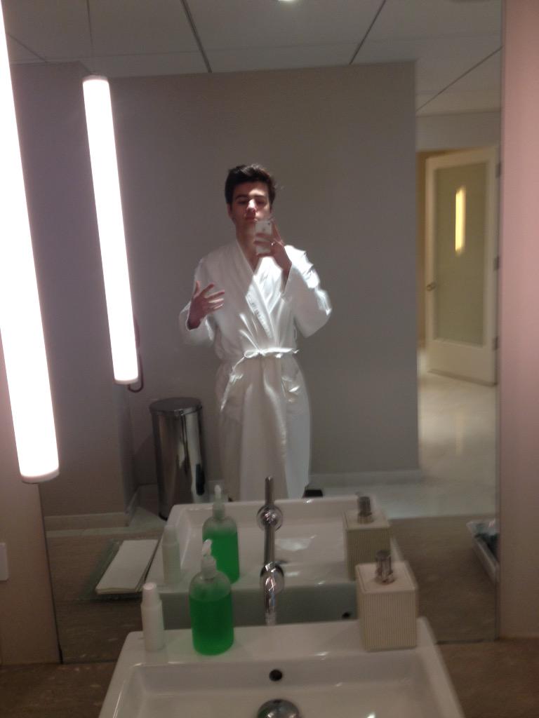 3livincent's tweet photo. Tb to my first massage. Felt good af😂 http://t.co/WZUwBOnpkq