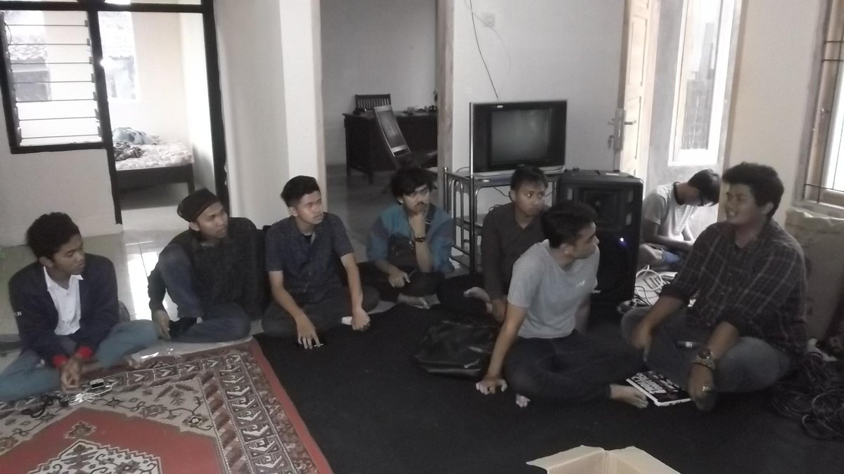 CreativalSmi's tweet photo. diskusi pengembangan film di Sukabumi - realisasi biskop mini @aheryawan @dedeyusuf_1 @achfahmi_smi @MohamadMuraz http://t.co/meewYgpCfn