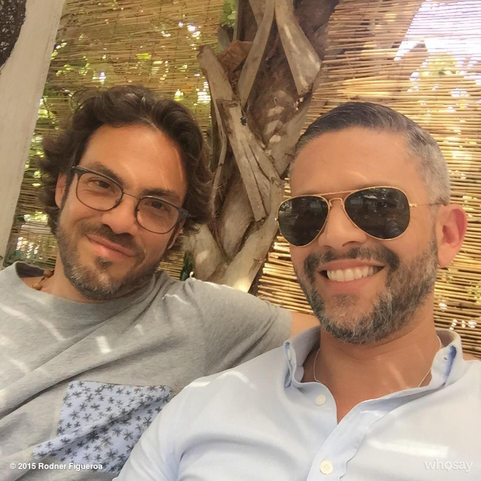 RodnerFigueroa's tweet photo. Amor y foto sin filtro!!! @ernestomathies #NoFilter #NoHairColor #NoShave http://t.co/DwTDI1uWQV