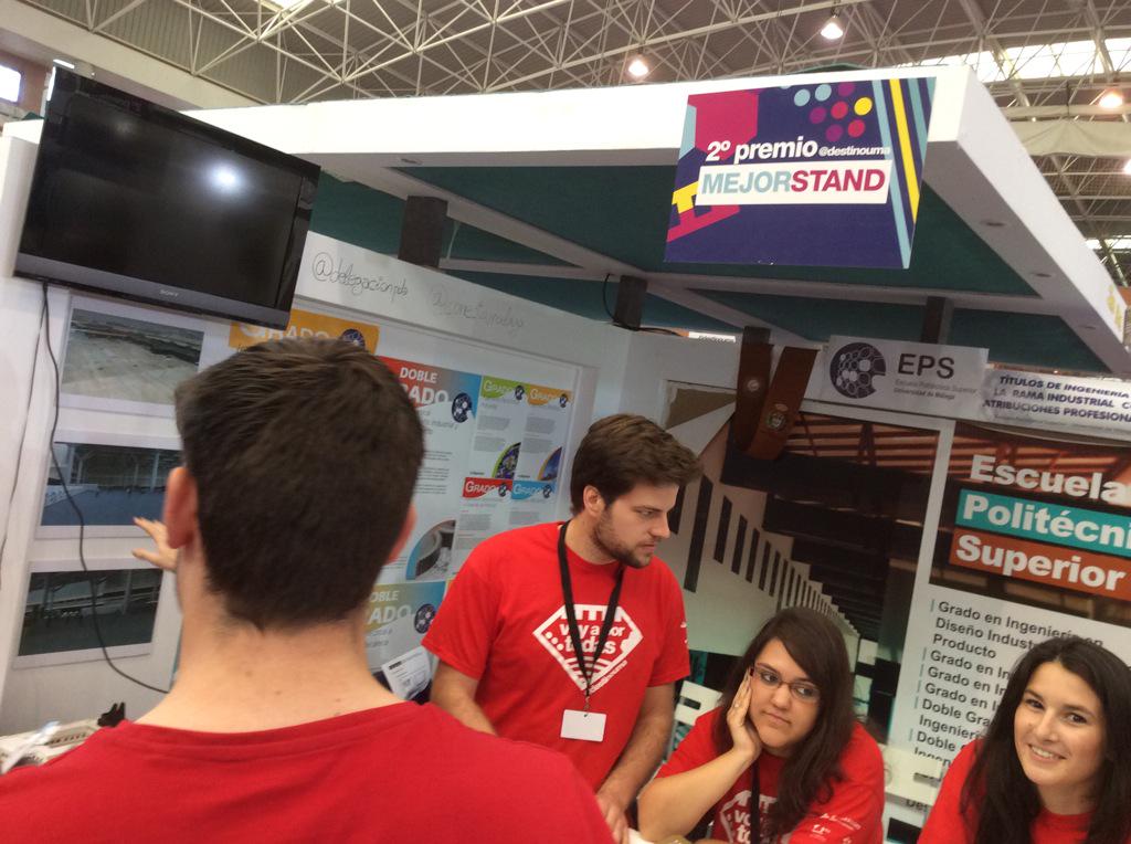 AulaMagna's tweet photo. Nuestros vecinos de @Delegacionpda se han llevado el 2do premio al mejor stand. ¡Enhorabuena! #destinouma http://t.co/m6etWsRl91