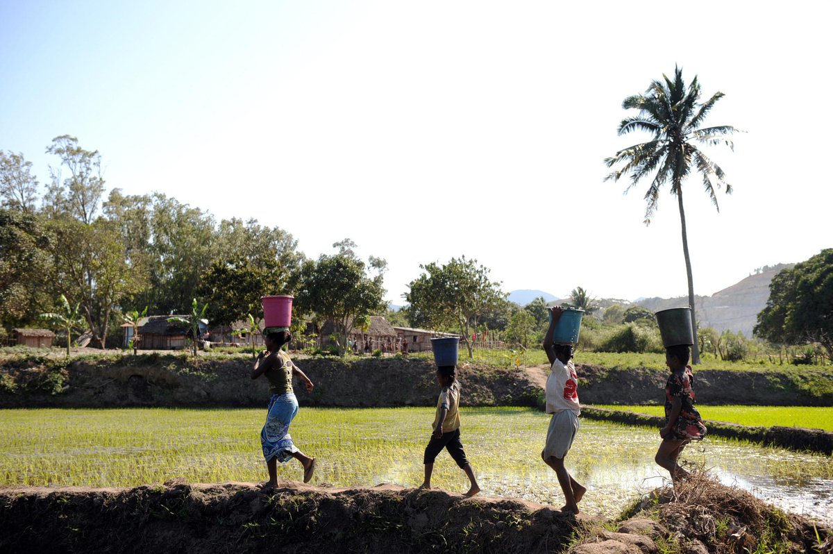 RaoulMbog's tweet photo. Les 10 pays les moins heureux du monde sont africains http://t.co/ODeAXEQNcc http://t.co/TiyB7wChZO