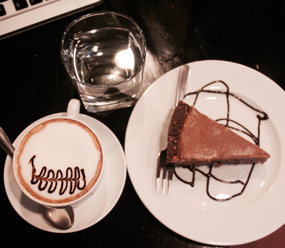 JomaBakeryCafe's tweet photo. We have an abstract artist among us #jomalattelove #chocolatecheesecake http://t.co/ggghXVb6PE