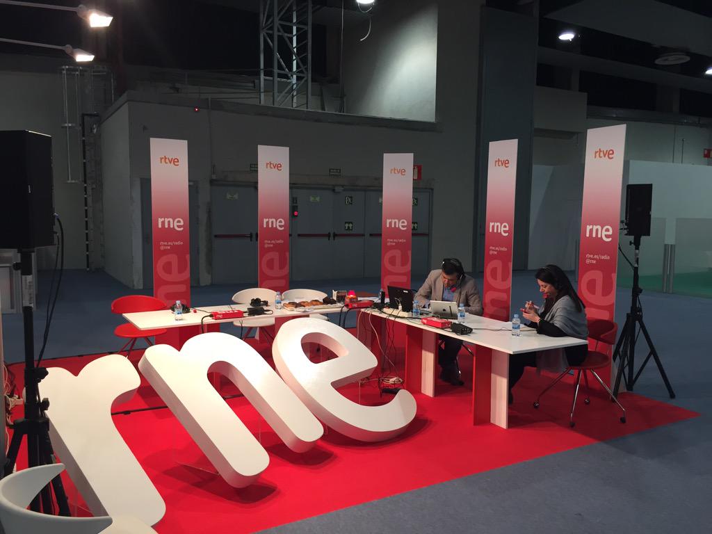 Victortrans's tweet photo. Muy animados en el #FIE2015 con la radio en directo justo delante http://t.co/TgrHvfIiX9