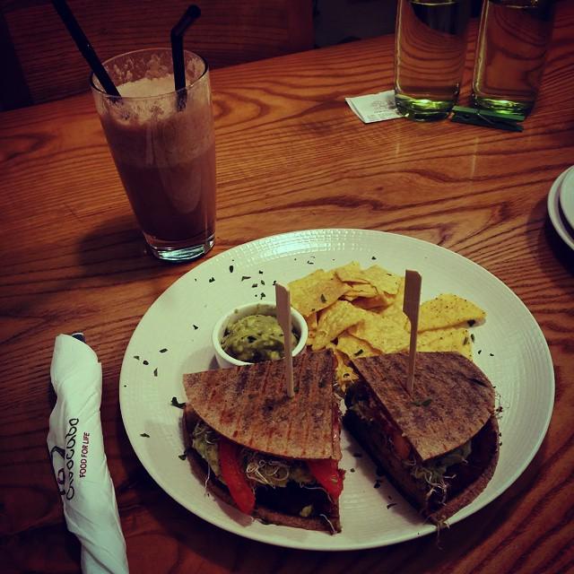 AthensInsta's tweet image. #vegansandwich #perucocomilkshake #oatbread by waiywhy ift.tt/1Hz5oAl