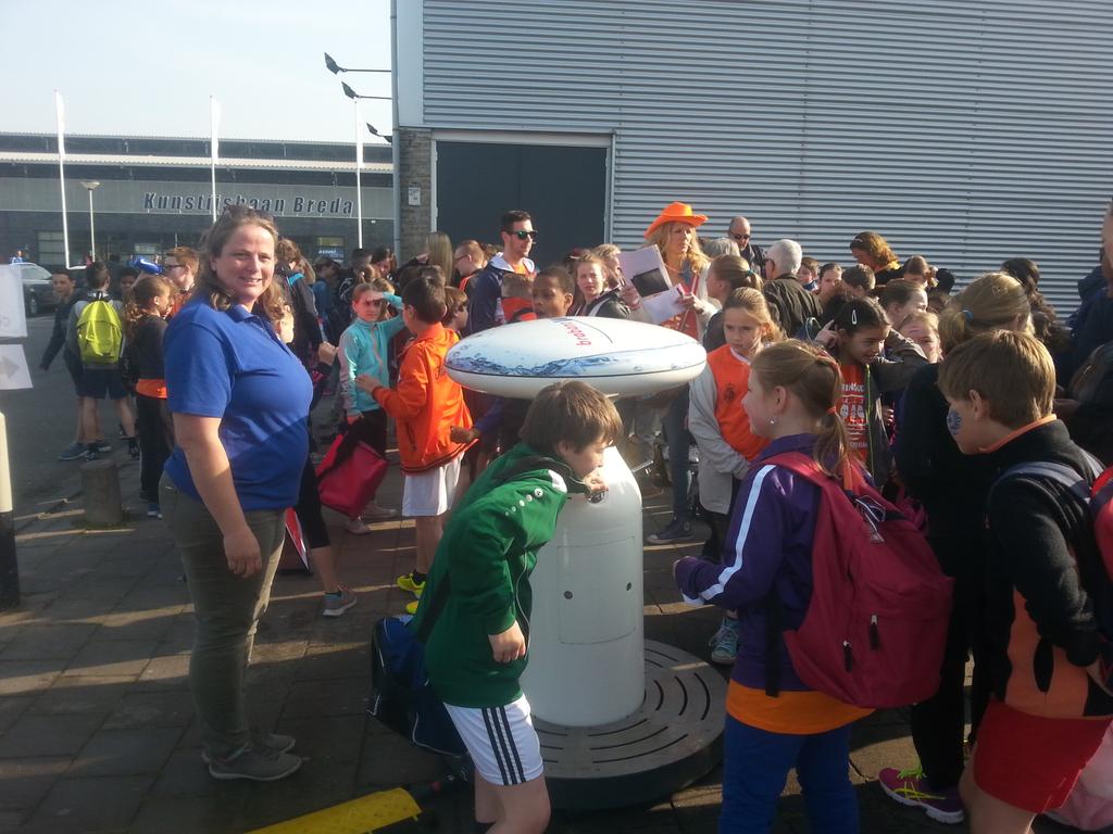 SpPoons's tweet photo. 1500 leerlingen nemen deel aan de Koningsspelen @racketcentre breda! Onderdeel deze dag is het waterplein #wvow2015 http://t.co/8A2AnBTKym
