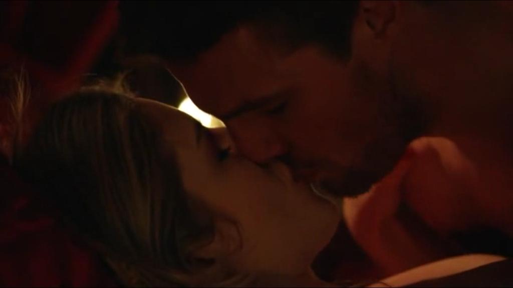 strangergirI's tweet photo. Me tiembla ahí
#OlicityMakingLove #Olicity ❤ http://t.co/lrSVG4IoLg