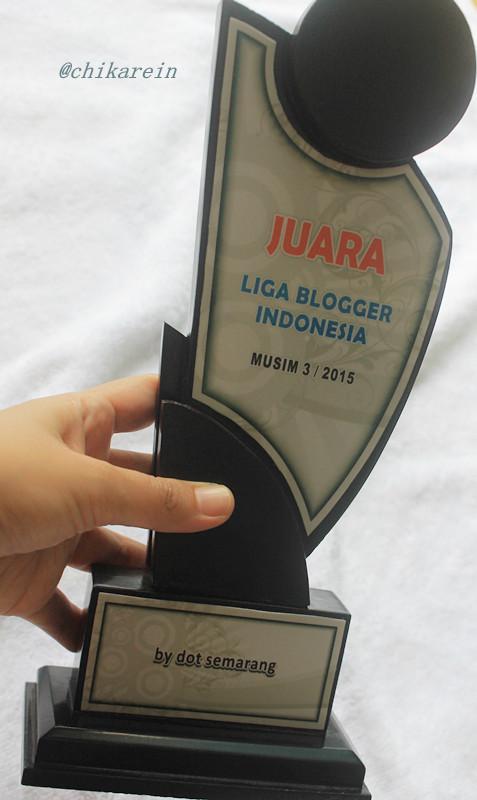 chikarein's tweet photo. Makasih @LBI2015  @dotsemarang @ASMARIE_ sudah ngirim hadiah yg banyak, terutama piala ini, seneng bgt ^_^ http://t.co/S6xJtrapET
