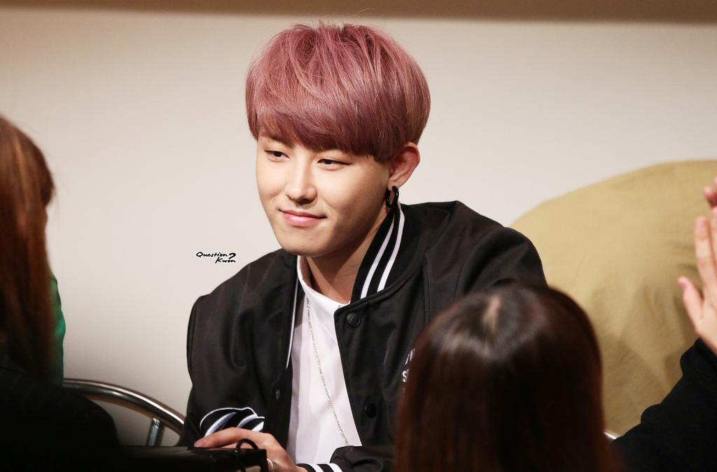 QuestionKwon's tweet image. UPDATE (HQ) 150423 종로 팬싸 @ondal44 아련한미소 제일 좋아~♥♥♥♥  #유권 #블락비바스타즈 #품행제로 i.imgur.com/woQZAUe.jpg i.imgur.com/tz5vozK.jpg