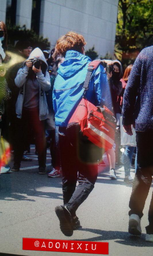 adonixiu's tweet photo. 150424 뮤뱅 중간퇴근 #시우민 #XIUMIN 
뒷모습도 ㅠㅠ십덕!!!😍 http://t.co/IBILI2S2lI