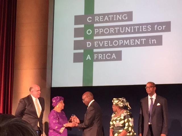 MsKayMaa's tweet image. @AfDB_Group @DonaldKaberuka receiving his award from Liberian Pres. @EllenJohnSir #CODA2015