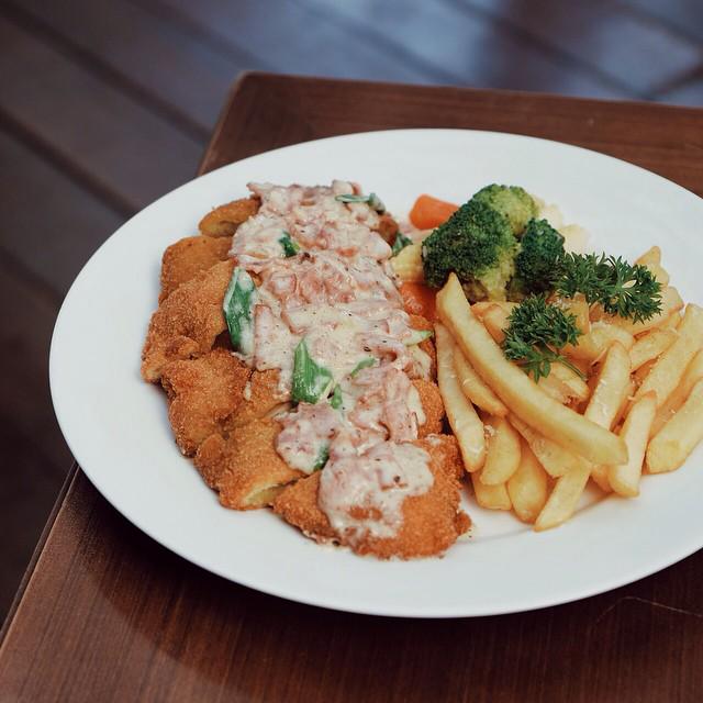 downtownjkt's tweet photo. TRY and EAT "Beef Scnhitzel" deep fried breaded beef served with marinated vegetables french fries and barbeque sauce http://t.co/w6SrOZrsQv