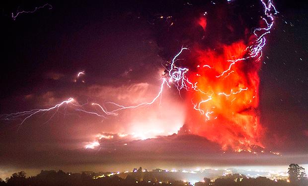 latercera's tweet photo. Sismólogo francés asegura que erupción del #Calbuco "no es sorprendente" http://t.co/2M7LmeZ7yW http://t.co/KUWyHYmTY1