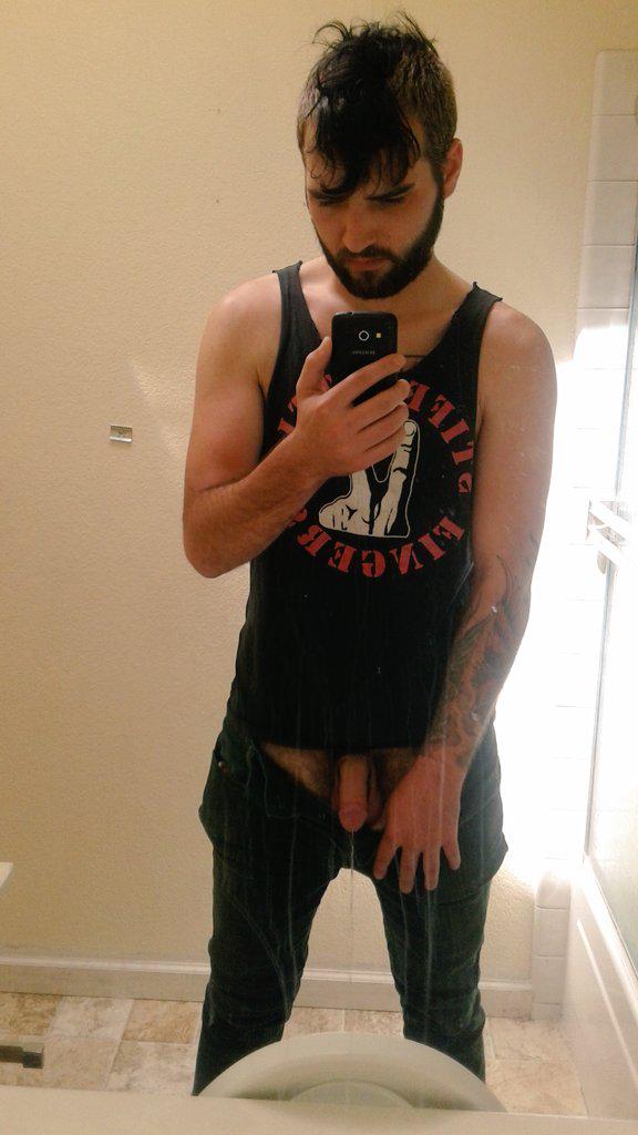 nickXXXrampage's tweet photo. Just peeing http://t.co/au98PQPien