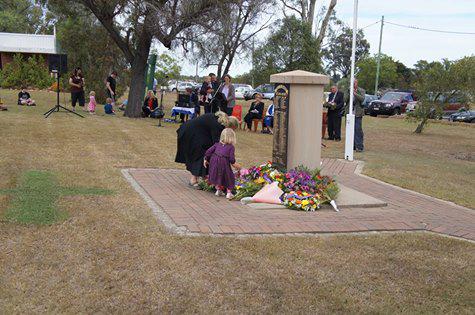 CleanAir5's tweet photo. Hundreds to gather for the Acland 10 am Anzac service as coal mine looms http://t.co/Nr71M9AshI http://t.co/9nTHWnQHSY