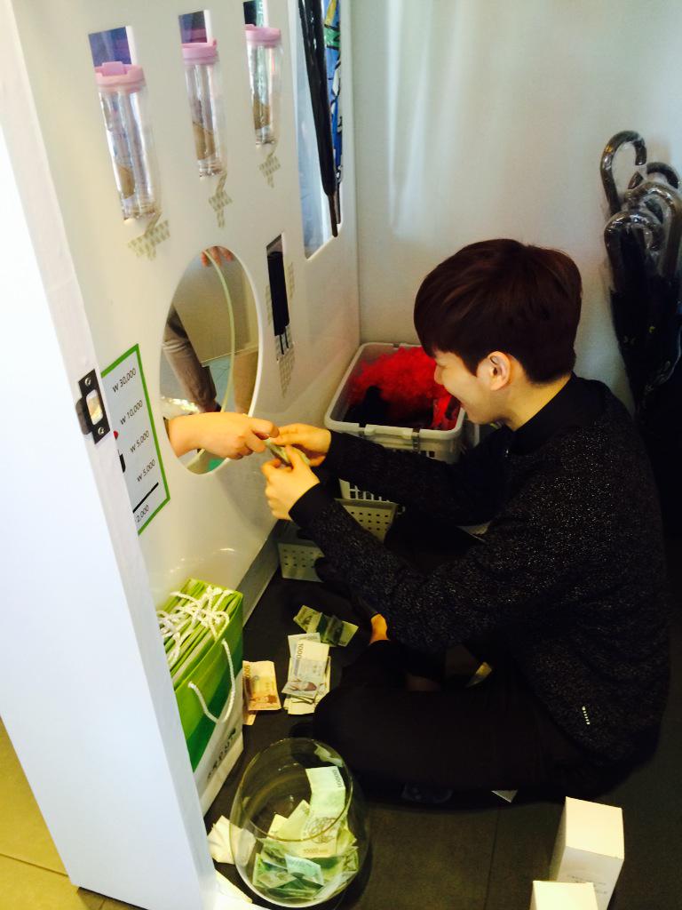 나는 로빅이다. 유인자판기 안 장사도 잘 하는 #혁 요원의 모습을 공개하는 로빅이다. 앞으로도 좋은 일에 별빛요원들과 #빅스 요원들이 함께 해주길 바란다.