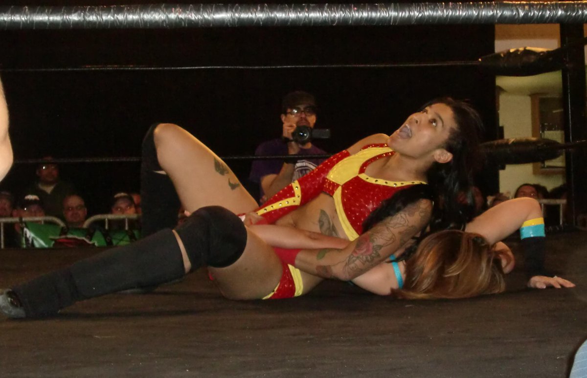 DAFALCON11's tweet photo. @NikiMSavo v @misakiohata #SHIMMER72 Photos by @IchibanDrunk #greatmatch http://t.co/C9BgoL3PKJ