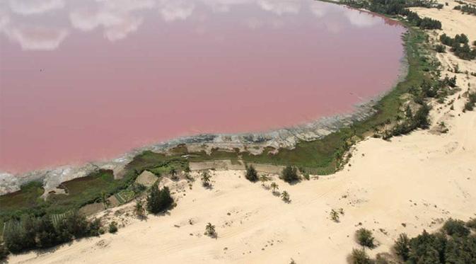 Indahnya Danau Retba, Seperti Milkshake Stroberi Raksasa. goo.gl/1Hnu17 via: <a href="/liputan6dotcom/">LIPUTAN6</a>