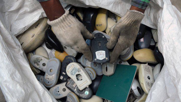 leshumains's tweet photo. E-déchets : comment le monde a gâché des centaines de tonnes d'or en 2014 http://t.co/FFdlMSdcl1 http://t.co/LVvK6YT3wR
