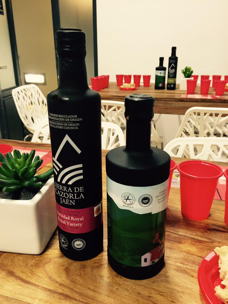 iloveaceite's tweet photo. Tardes de cata #virgenextra n Madrid
Compartir la cultura de ntos aceites @DOSierraCazorla http://t.co/35WrKsVU7y